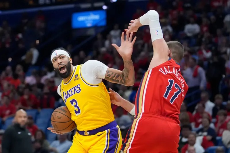 Lakers Win Crucial Game, Advance to Playoffs