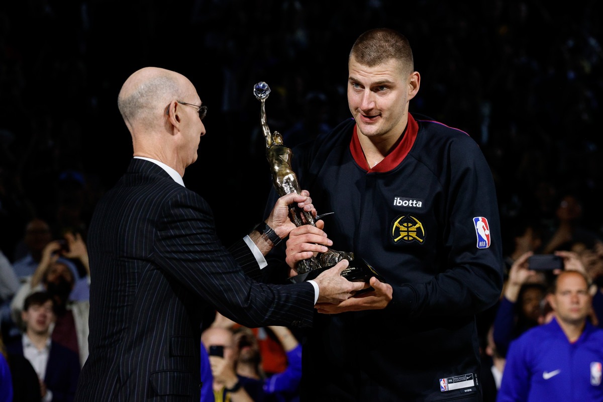 Jokic Remains Calm While Receiving MVP Trophy: Dominates with 40 Points, 0 Turnovers in Crucial Battle